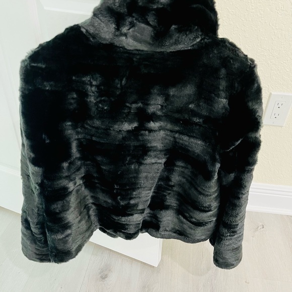 Milly elegant and chic faux fur short coat with exquisite silk lining. Size S - Picture 4 of 6